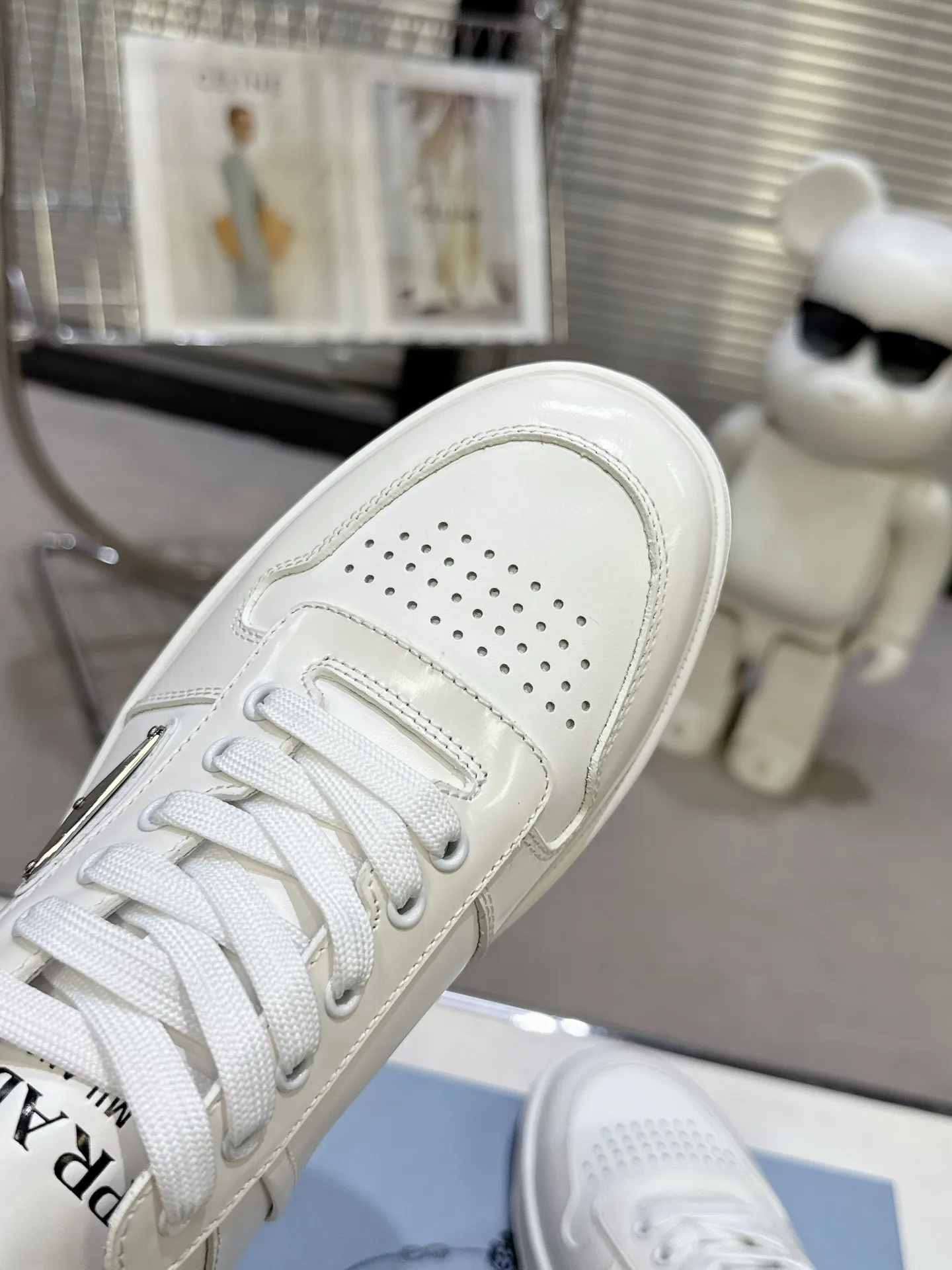 👟👟Ex-factory price 580👟👟 Couple style Prada Latest Downtown Bold series Triangle logo Casual sneakers White shoes Original purchase, development and production Downtown Bold sneakers are inspired by the basketball shoes of the 1980s, with a sporty design and exquisite details. Crafted from perforated leather, the statement platform sole provides a unique, modern style. The Prada logo is interpreted from different angles, decorated with the iconic enameled triangular metal logo, highlighting the unique classic style. Exquisite packaging at the delivery counter🛍📦 ▪️Fabric: Original custom imported first-layer cowhide ▪️Lining: Original imported soft sheepskin ▪️Outsole: Original open-molded rubber bottom material ▪️Size: Women's 35-40 Men's 39-45